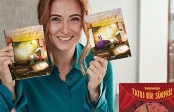 Ceyda Düvenci ilk kitabını imzalıyor
